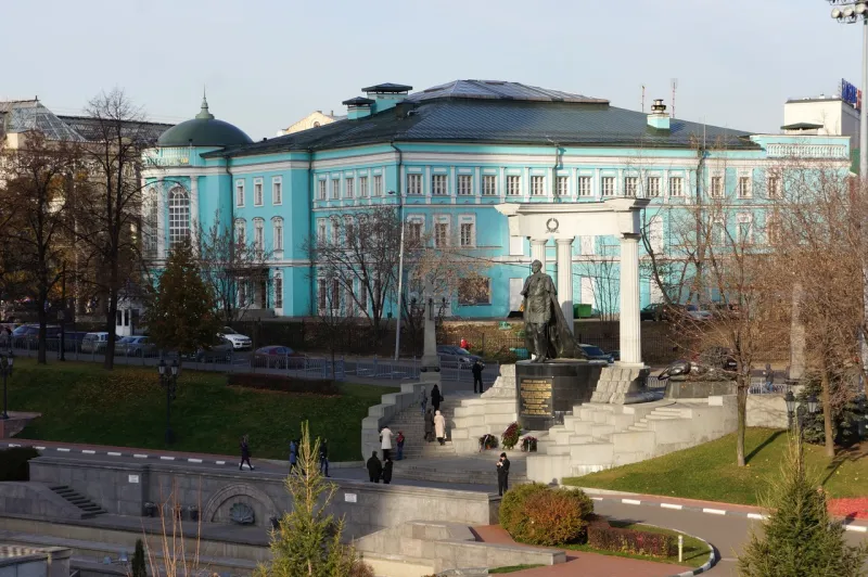 Улица Волхонка. Цены на квартиры, инфраструктура, расположение