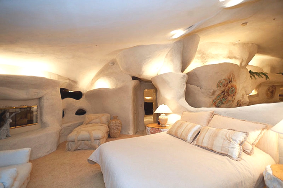 Вилла, построенная в стиле дома Флинтстоунов, продаётся в Малибу за 2 млн долларов