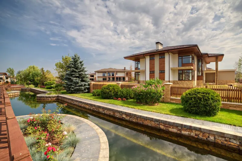 Треть элитных загородных домов продаётся в посёлках Villagio Estate