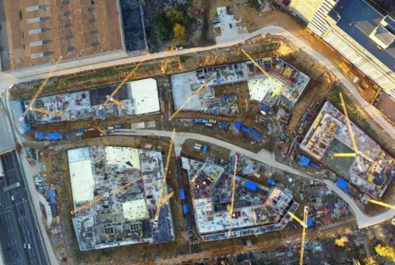 В проекте «Символ» монтируют наземные этажи уже четырех корпусов