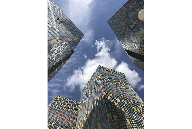 Первый дом долгостроя Sky House в центре Москвы сдали в эксплуатацию