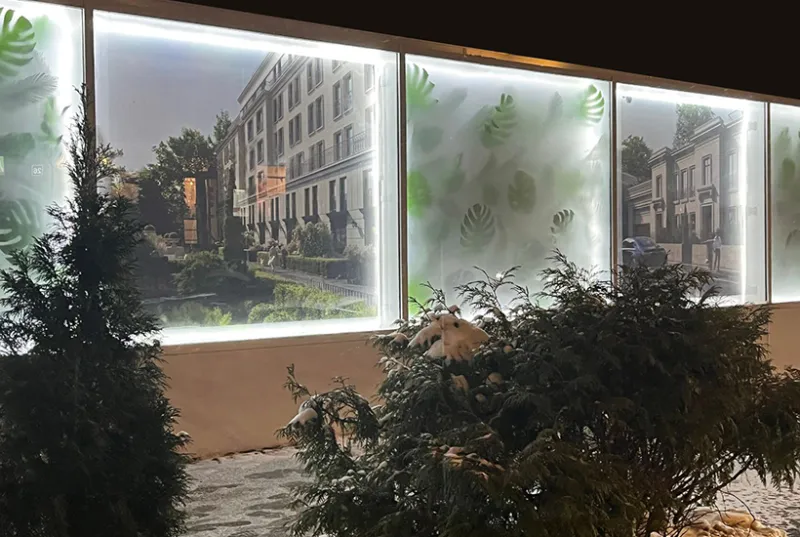 На площадке проекта Quartier d’Or в Замоскворечье установили арт-ограждение