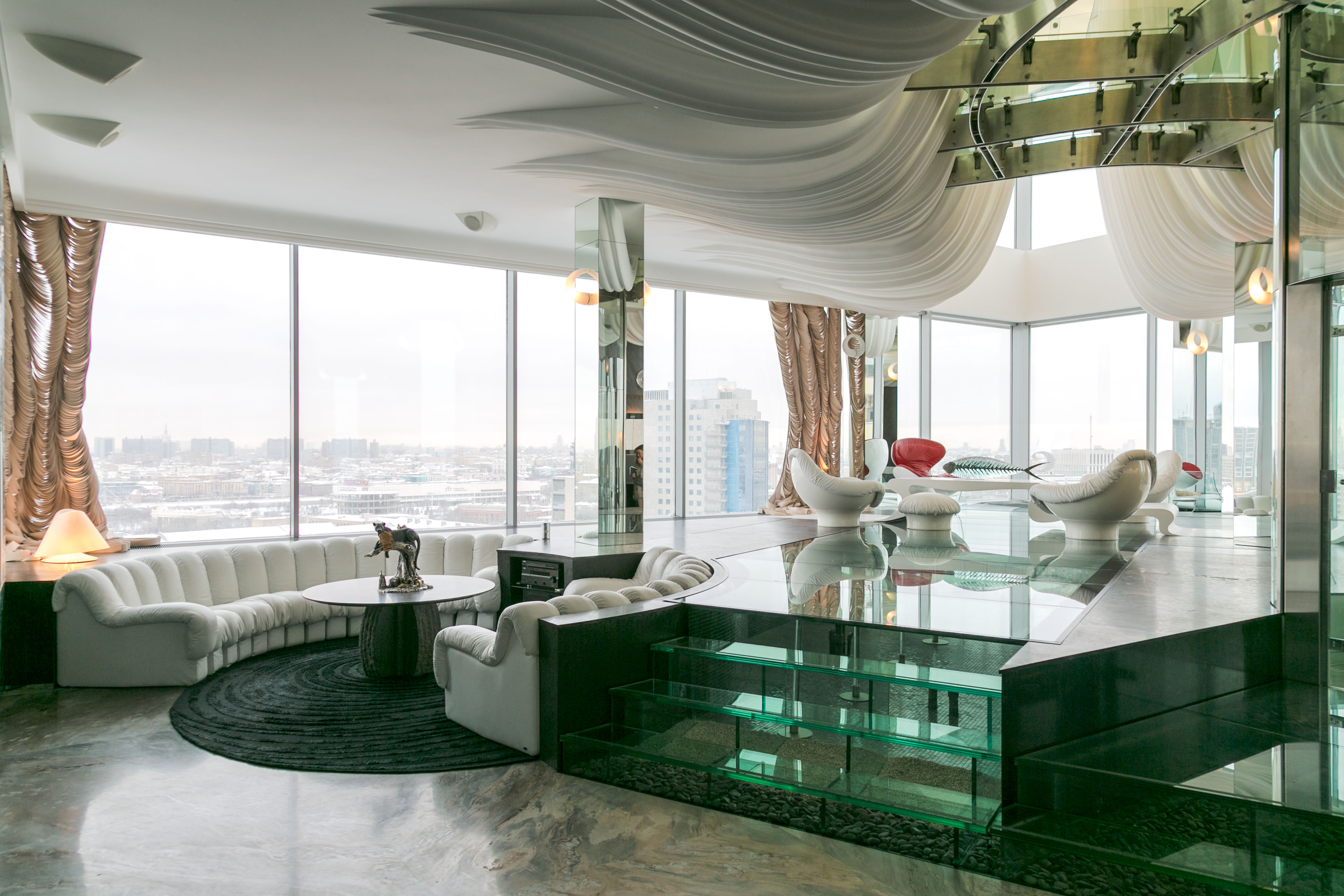 Пентхаус в ЖК «Созвездие капитал»: стеклянный лифт, аквариум под ногами и змеи на потолке