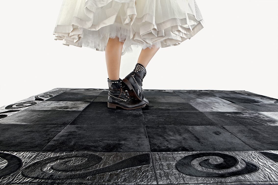 Мохнатые кресла и лохматые зеркала: как использовать мех в дизайне интерьеров