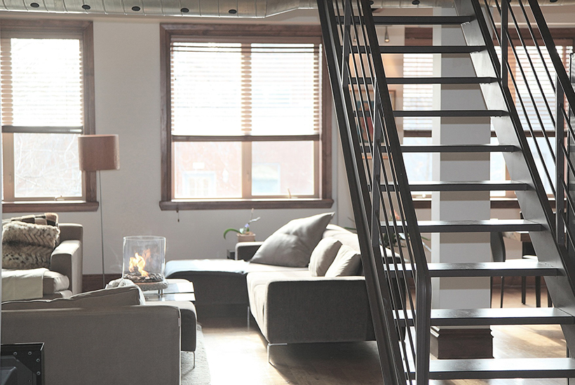 Этаж под потолком: как построить антресоль в квартире