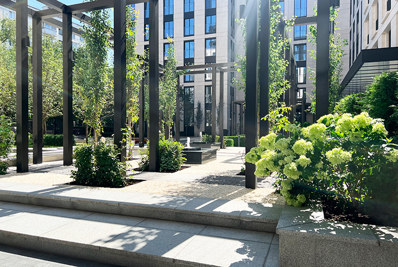 Спокойствие в городских джунглях: как благоустраивают территорию в элитной недвижимости